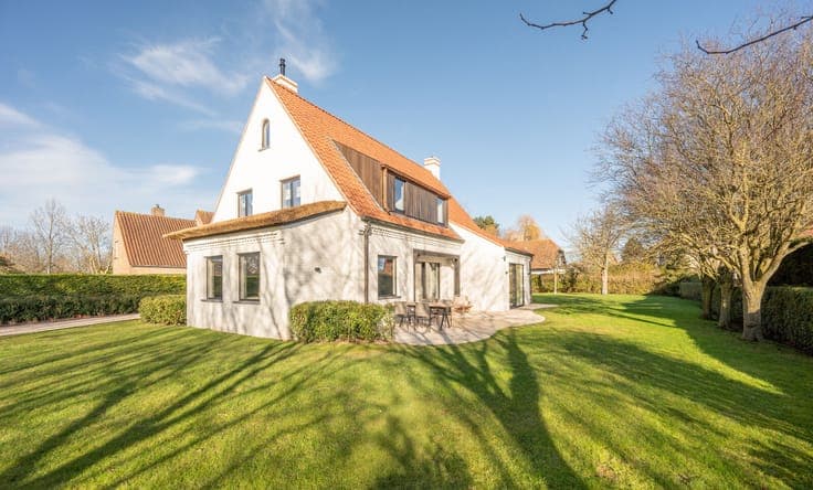 Elegantly renovated villa on a generous plot in a quiet resi