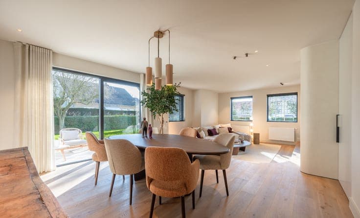 Elegantly renovated villa on a generous plot in a quiet resi