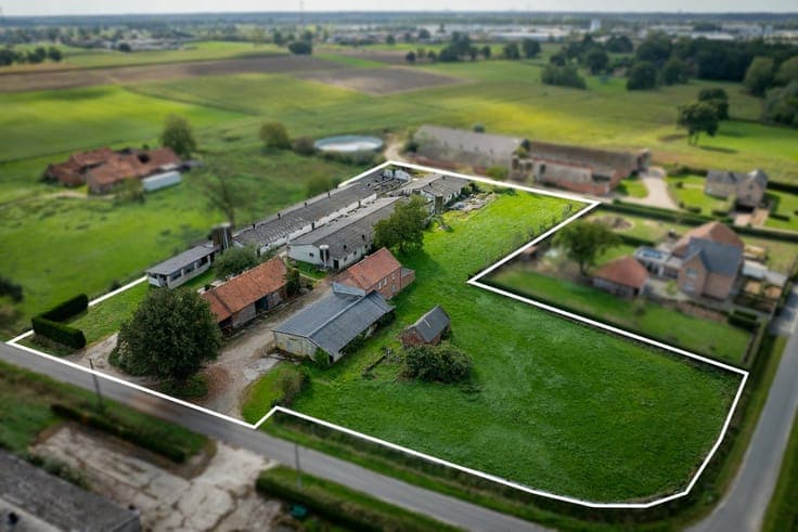 Farm with stable buildings on approximately 1 hectare in Br