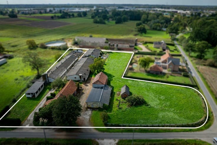 Farm with stable buildings on approximately 1 hectare in Br