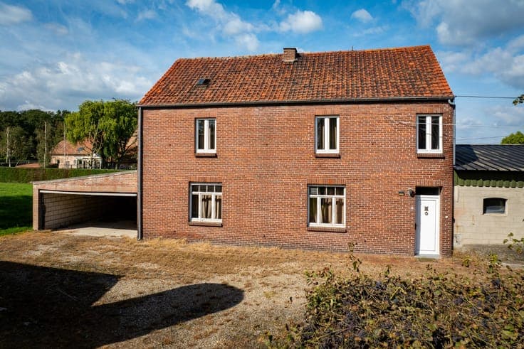 Farm with stable buildings on approximately 1 hectare in Br