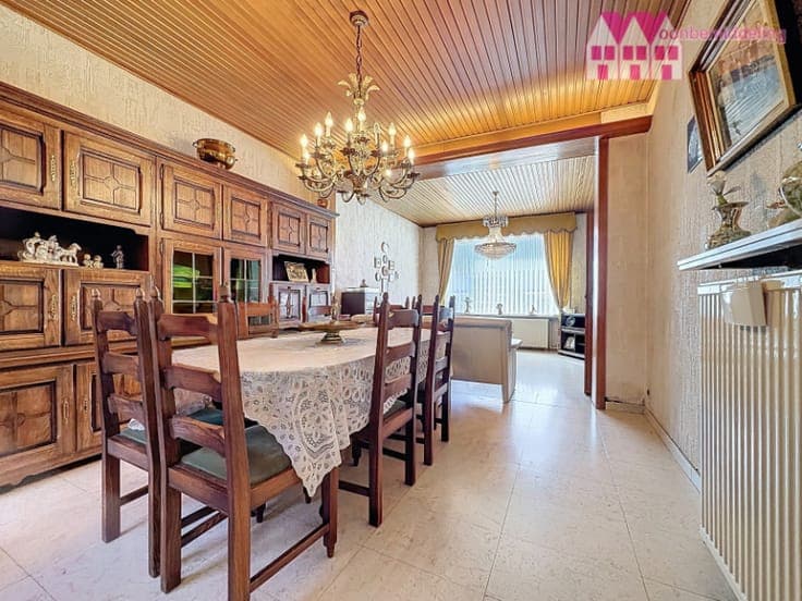 Erembodegem: Ruime te moderniseren woning met garage, ate...