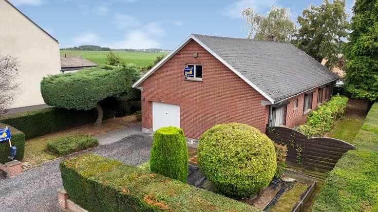 Single-storey villa with 2 bedrooms, garage and garden