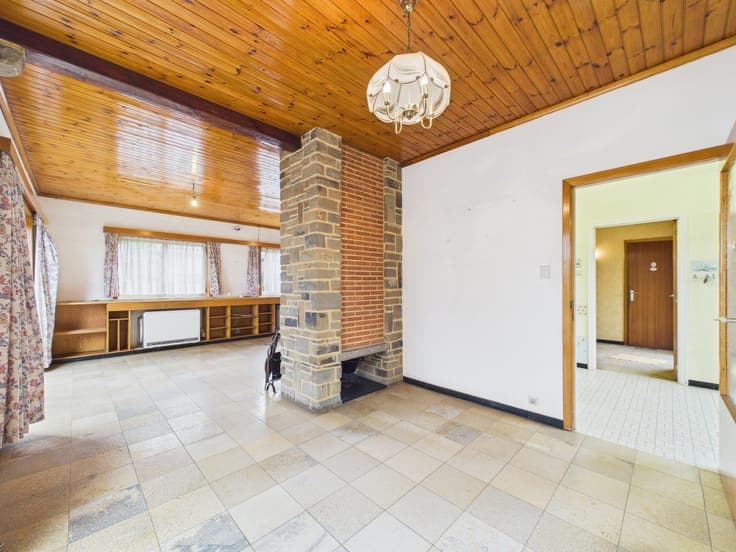 Single-storey villa with 2 bedrooms, garage and garden