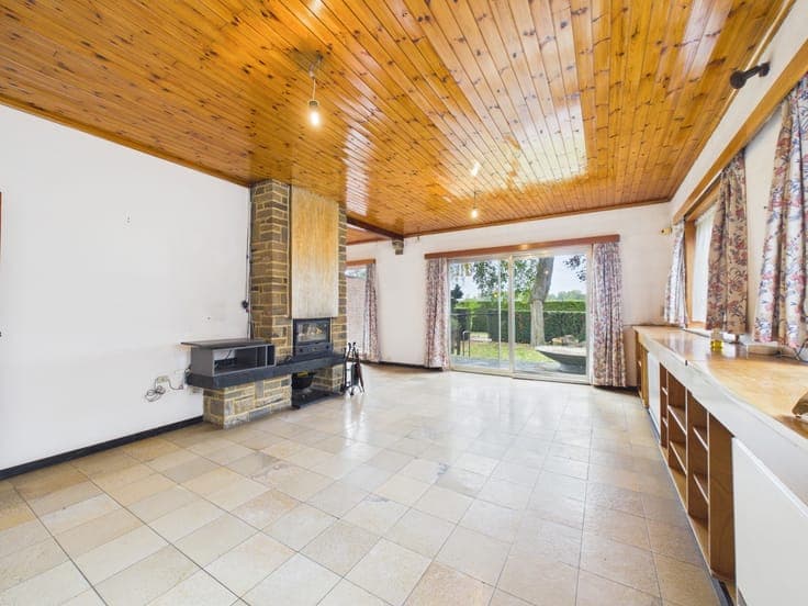 Single-storey villa with 2 bedrooms, garage and garden
