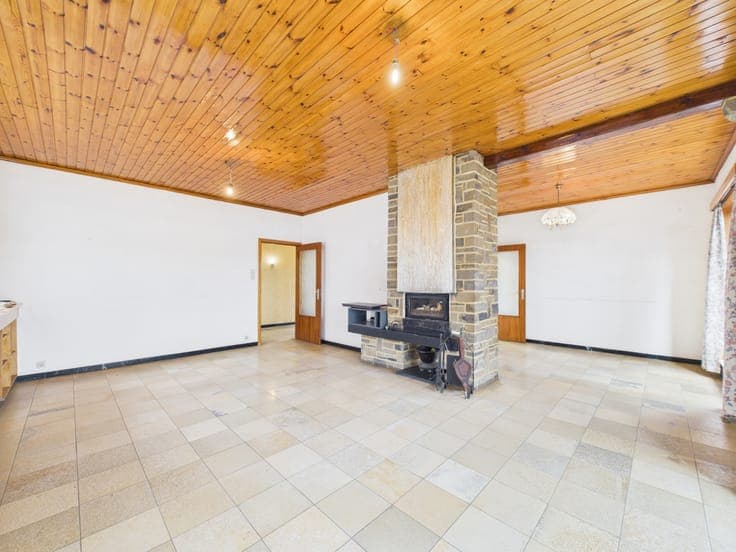 Single-storey villa with 2 bedrooms, garage and garden