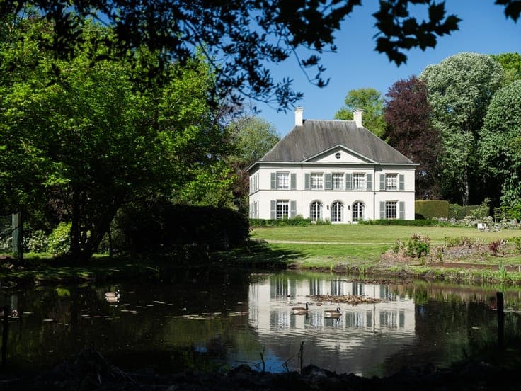 Exclusief landhuis met voormalig koetshuis, gelegen op ee...