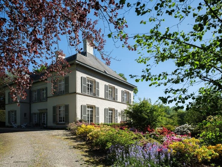 Exclusief landhuis met voormalig koetshuis, gelegen op ee...