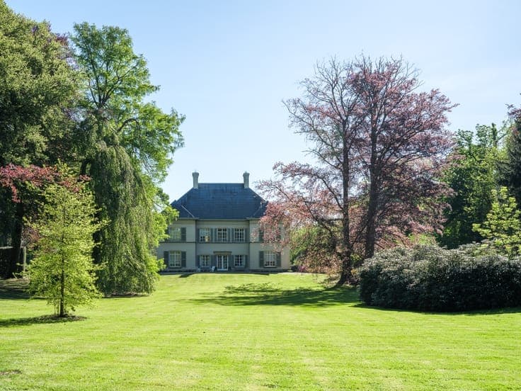 Exclusief landhuis met voormalig koetshuis, gelegen op ee...