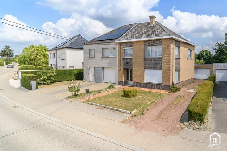 Zeer degelijke, ruime op te frissen gezinswoning te Okegem