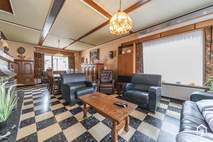 Zeer degelijke, ruime op te frissen gezinswoning te Okegem