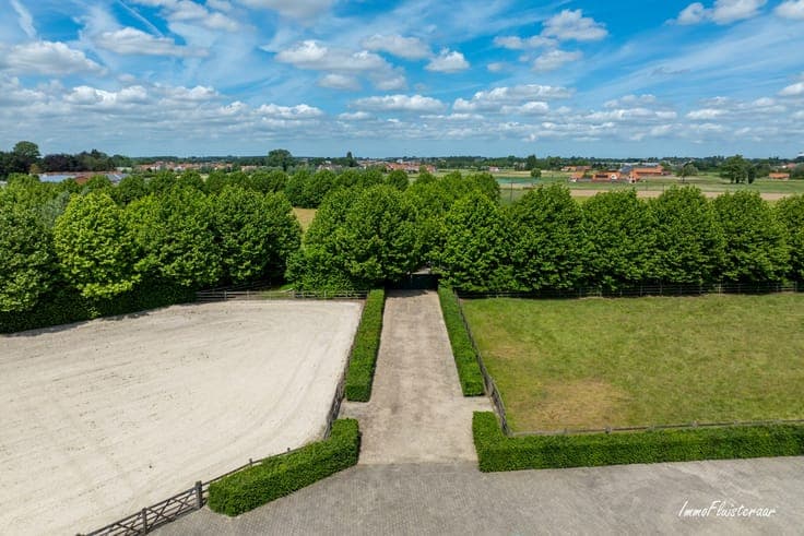 Beautiful villa with indoor and outdoor riding arena on ove