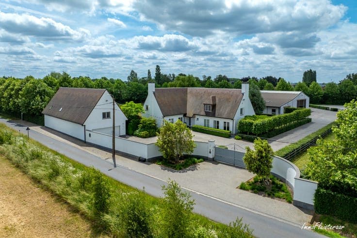 Beautiful villa with indoor and outdoor riding arena on ove