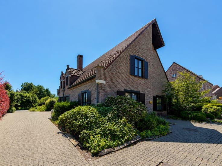Te koop, Ruime villa met praktijkruimte en dubbele garage...