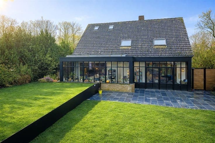 Spacious contemporary villa in Chastre