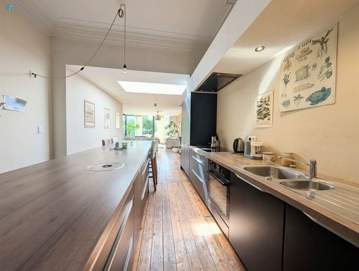 Belle maison 3 chambres avec spacieux living et jardin arbor