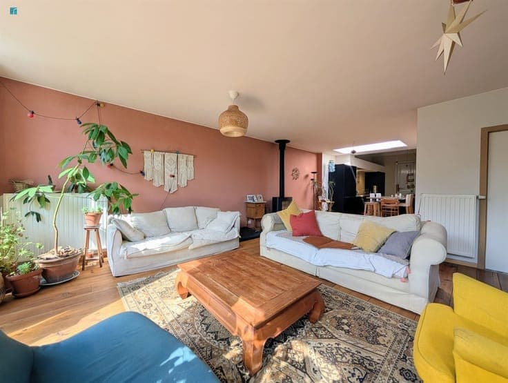 Belle maison 3 chambres avec spacieux living et jardin arbor