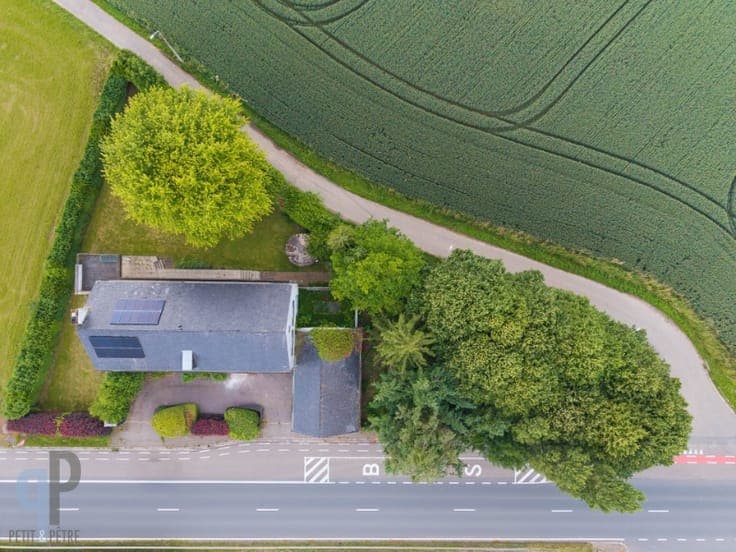 Grote woning met 5 slaapkamers en dubbele garage op 1780m²