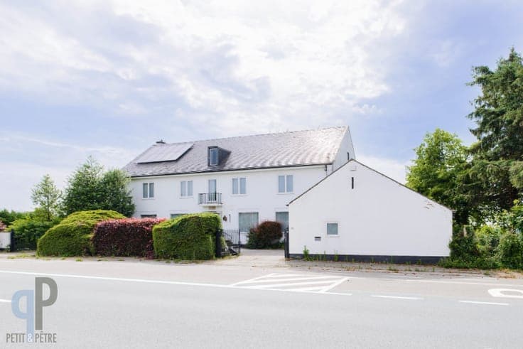 Grote woning met 5 slaapkamers en dubbele garage op 1780m²