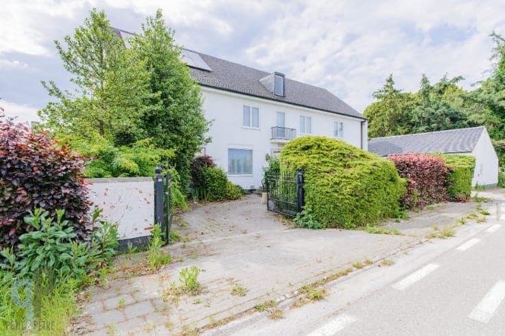 Grote woning met 5 slaapkamers en dubbele garage op 1780m²