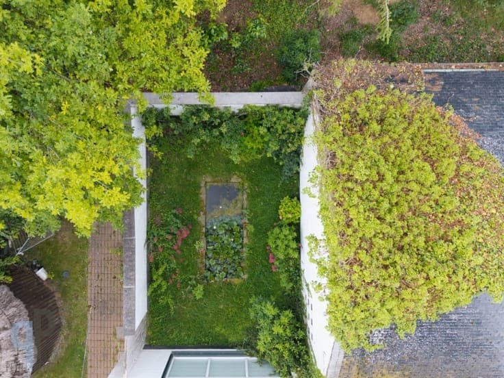 Grote woning met 5 slaapkamers en dubbele garage op 1780m²