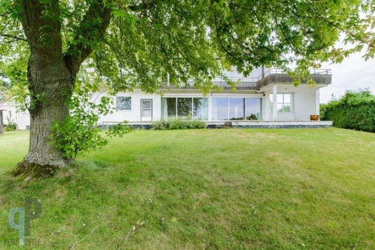 Grote woning met 5 slaapkamers en dubbele garage op 1780m²