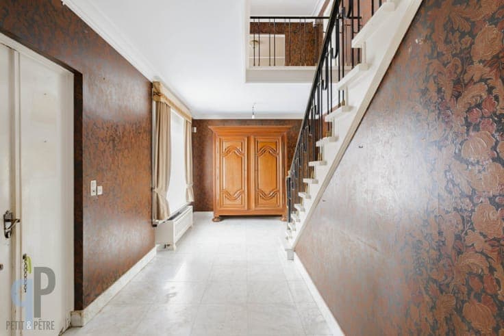 Grote woning met 5 slaapkamers en dubbele garage op 1780m²