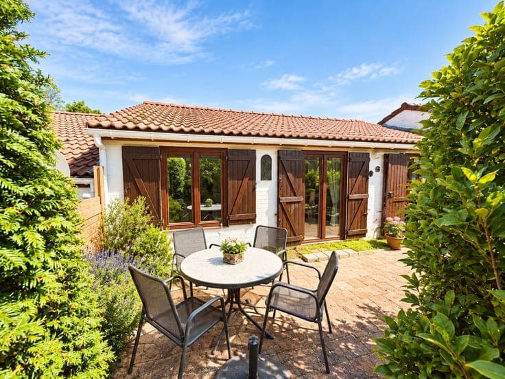 Charmante, licht op te frissen polderwoning te De Haan.