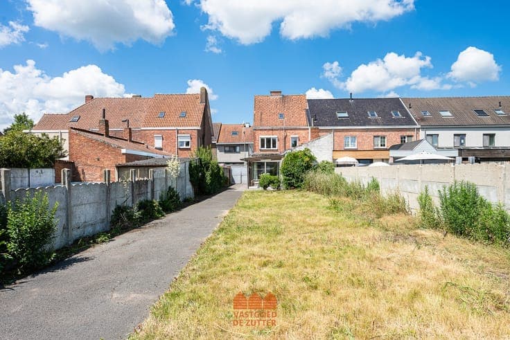 Halfopen bebouwing met zuidoostgerichte tuin nabij het ce...