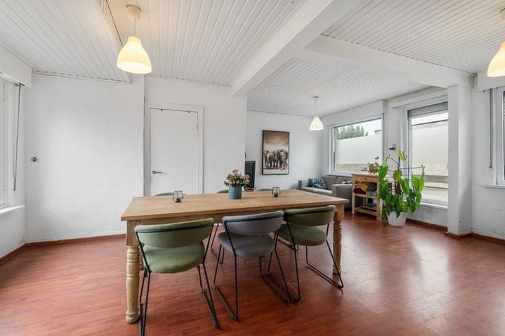 Landelijk gelegen HOB met tuin en 4 garages