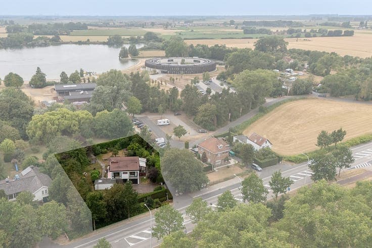 Vrijstaande woning op een ruim perceel (1850m²) te Zuienk...
