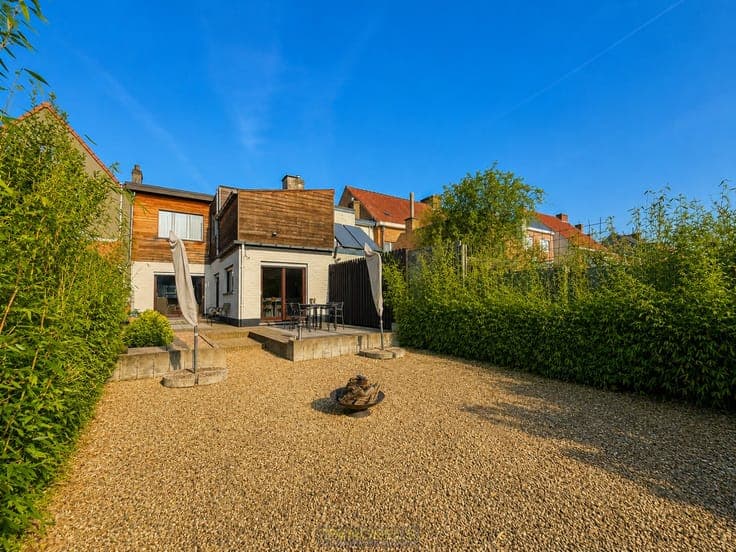 Te koop, instapklare stadswoning met garage en zonnige tuin