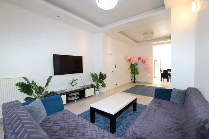 Ruime gezinswoning met 4 slaapkamers, hoge plafonds en st...