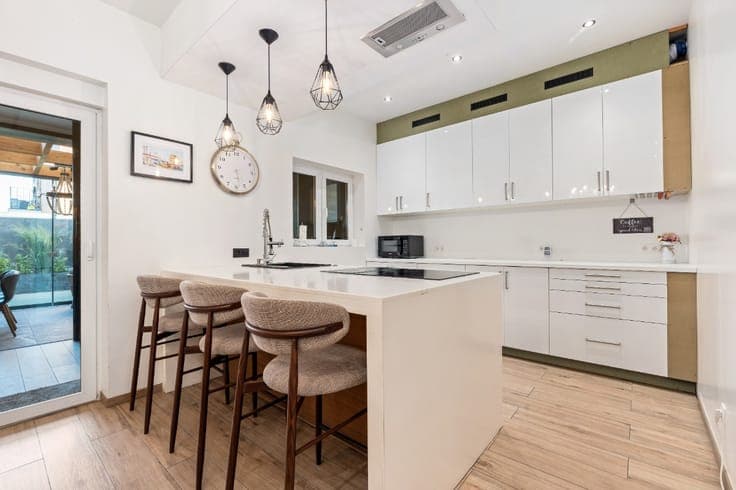 Spacious 4-bedroom house with a swimming pool in Denderleew