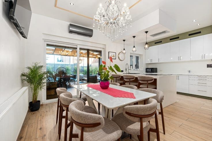 Spacious 4-bedroom house with a swimming pool in Denderleew