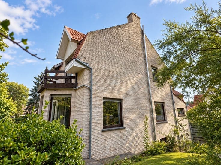 Op te knappen woning naast natuurgebied.