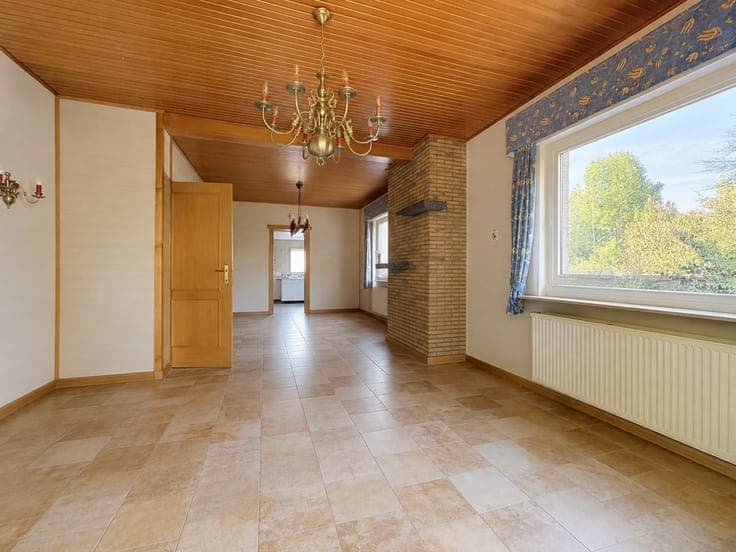 Op te knappen woning naast natuurgebied.
