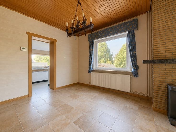 Op te knappen woning naast natuurgebied.