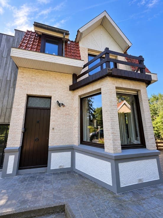 Op te knappen woning naast natuurgebied.