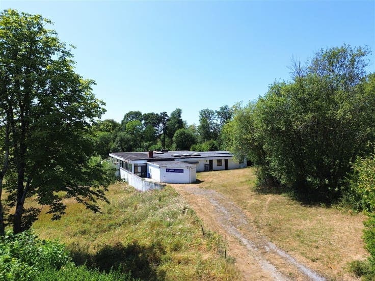 RESTAURANT / CLUBHOUSE WITH SEPARATE APARTMENT ON 1.11 HECTA