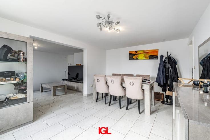 House with 3 bedrooms and garage near the center of Sint-...