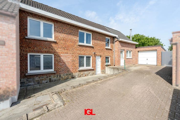 House with 3 bedrooms and garage near the center of Sint-...