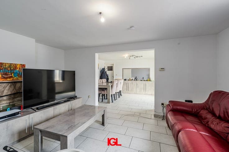 House with 3 bedrooms and garage near the center of Sint-...