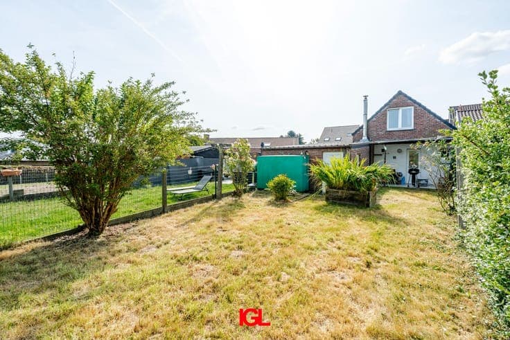 House with 3 bedrooms and garage near the center of Sint-...