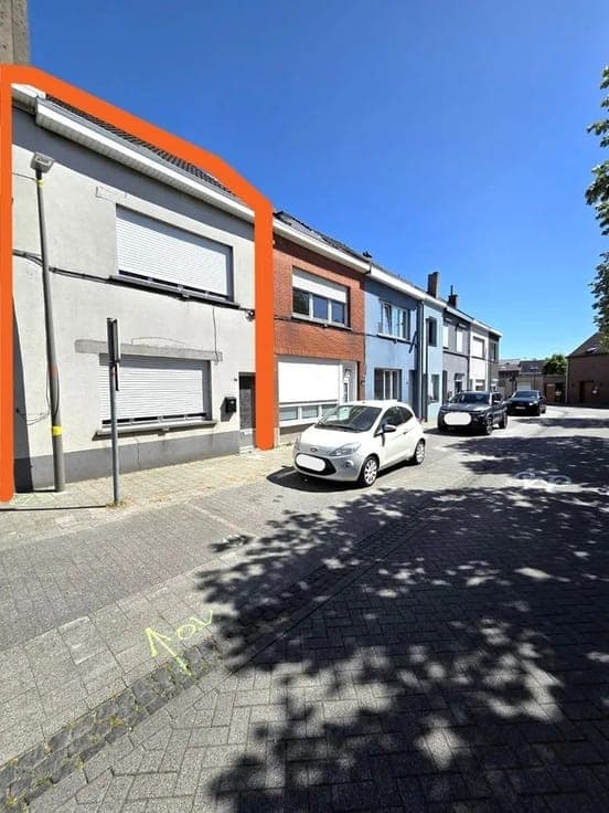 To refresh a terraced house on the square in Peutie...