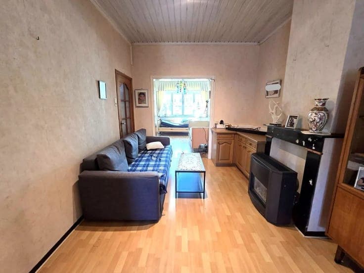 To refresh a terraced house on the square in Peutie...