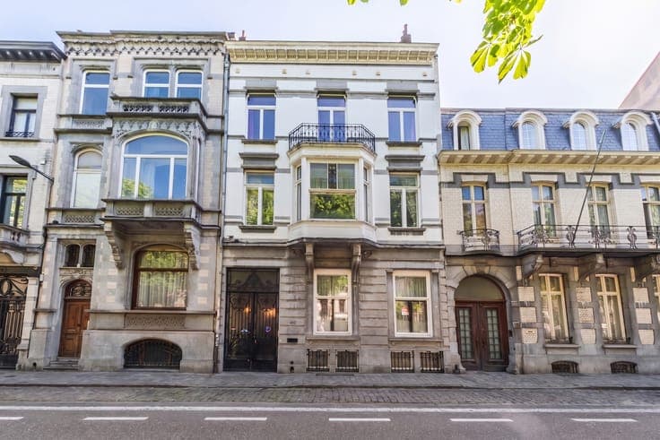 Stately townhouse with exceptional garden, garage and EPC D