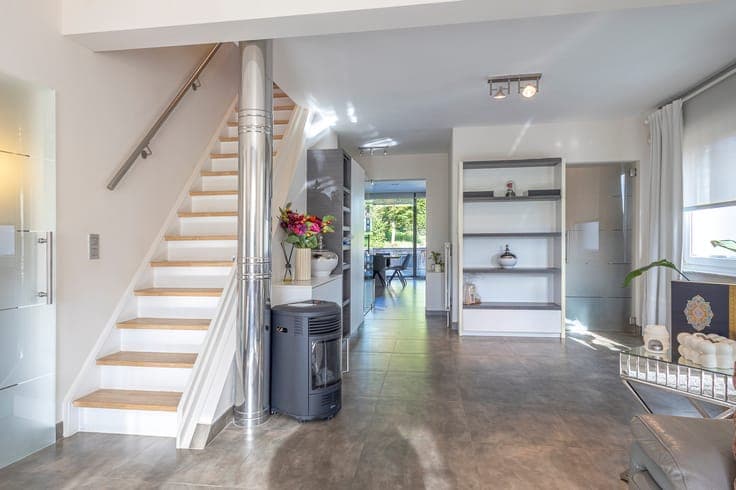 Move-in ready detached house with 3 bedrooms and a garden