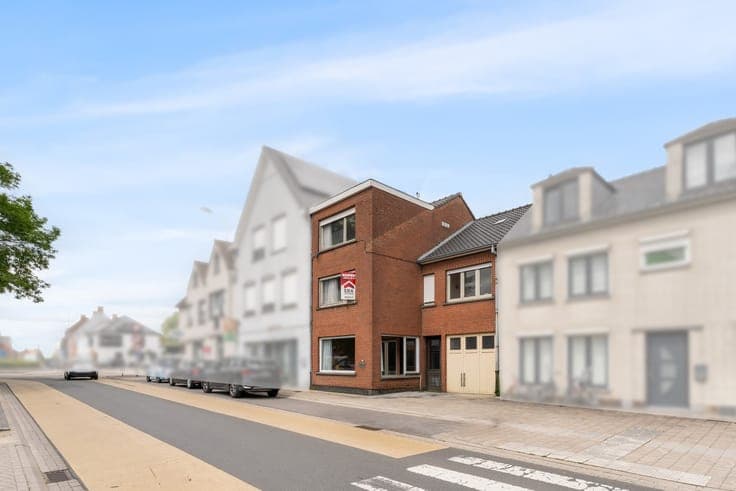 Spacious home with garage in Ooigem centre