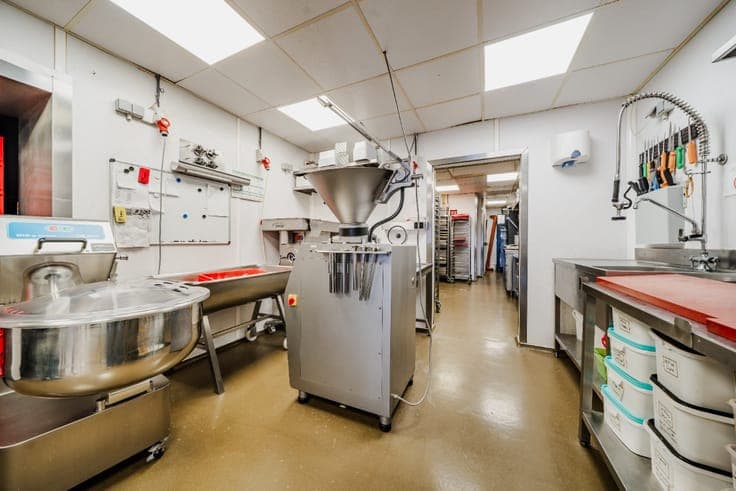 VERSATILE PROPERTY – COMMERCIAL SPACE OR 2-BEDROOM HOME